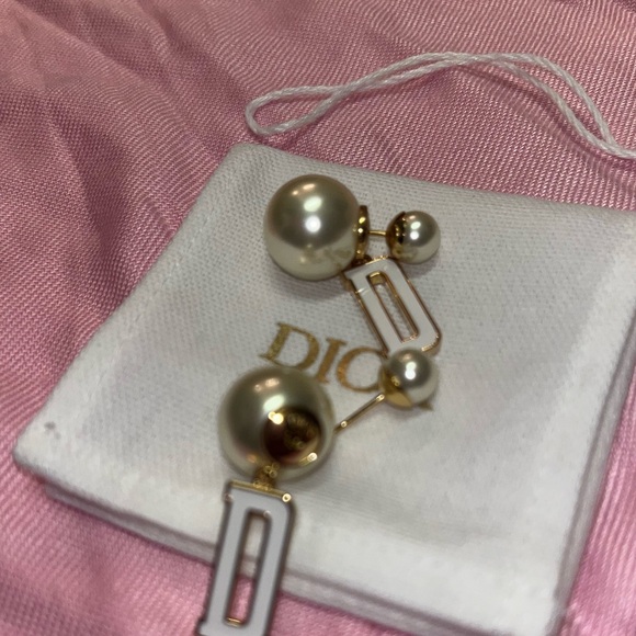 Authentic Dior pearl earrings NWT - Picture 4 of 4